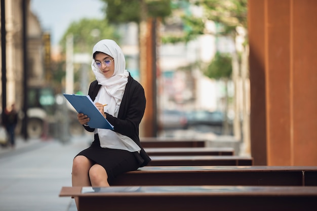 Schönes muslimisches erfolgreiches Geschäftsfrauenporträt, selbstbewusster glücklicher CEO