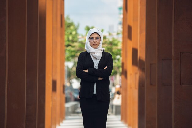 Schönes muslimisches erfolgreiches Geschäftsfrauporträt überzeugter glücklicher CEO