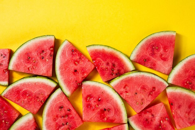 Schönes Muster mit frischen Wassermelone Scheiben auf gelb hellen Hintergrund. Draufsicht. Text kopieren