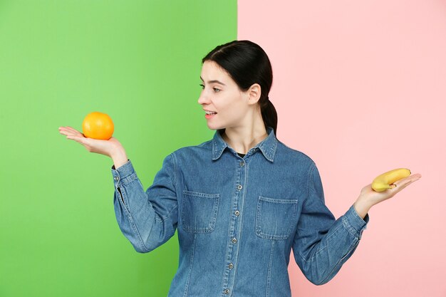 Schönes Nahaufnahmeporträt der jungen Frau mit Früchten. Gesundes Lebensmittelkonzept. Hautpflege und Schönheit. Vitamine und Mineralien.