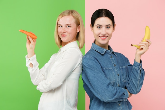 Schönes Nahaufnahmeporträt der jungen Frau mit Obst und Gemüse. Gesundes Lebensmittelkonzept. Hautpflege und Schönheit. Vitamine und Mineralien.