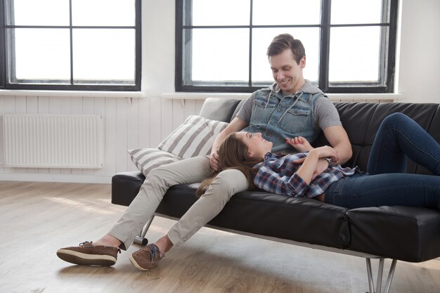 Schönes Paar auf dem Sofa