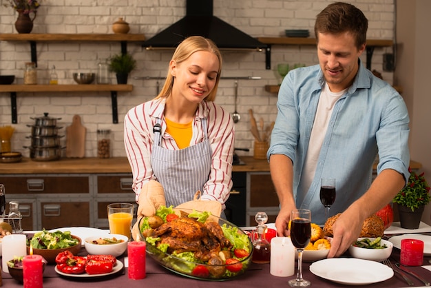 Schönes Paar bereitet das Abendessen in der Küche