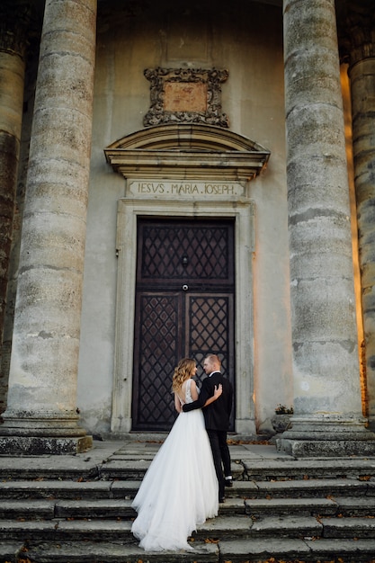 Schönes Paar, das an ihrem Hochzeitstag aufwirft