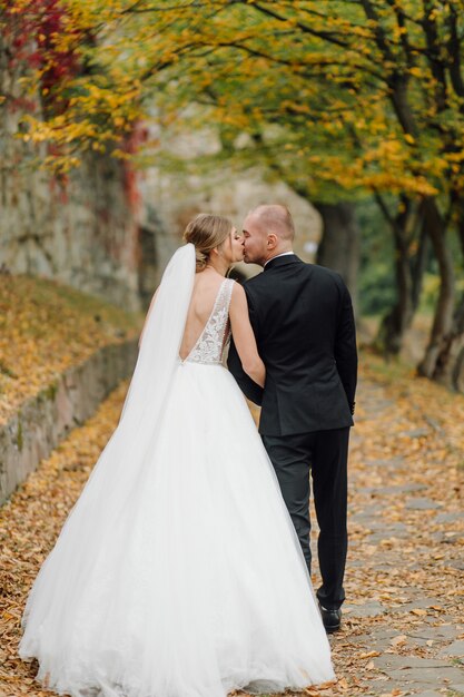 Schönes Paar, das an ihrem Hochzeitstag aufwirft