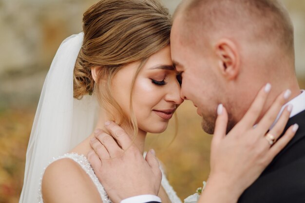 Schönes Paar, das an ihrem Hochzeitstag aufwirft