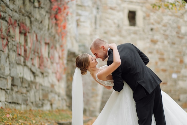 Schönes Paar, das an ihrem Hochzeitstag aufwirft