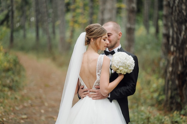 Schönes Paar, das an ihrem Hochzeitstag aufwirft