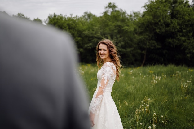 Schönes Paar, das an ihrem Hochzeitstag aufwirft