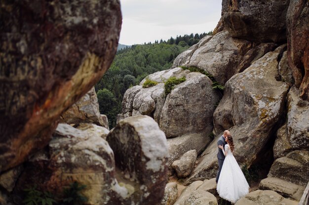 Schönes Paar, das an ihrem Hochzeitstag aufwirft