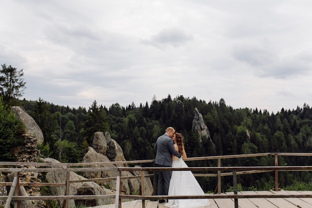 Kostenloses Foto schönes paar, das an ihrem hochzeitstag aufwirft