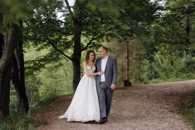 Schönes Paar, das an ihrem Hochzeitstag aufwirft