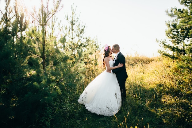 Kostenloses Foto schönes paar, das an ihrem hochzeitstag aufwirft