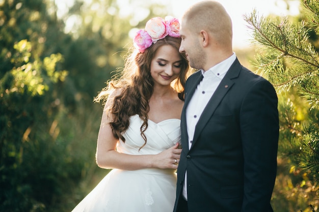 Schönes Paar, das an ihrem Hochzeitstag aufwirft