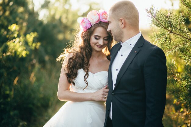 Schönes Paar, das an ihrem Hochzeitstag aufwirft