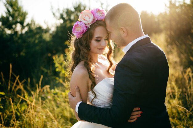 Schönes Paar, das an ihrem Hochzeitstag aufwirft