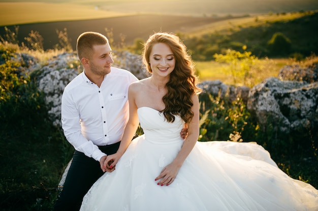 Schönes Paar, das an ihrem Hochzeitstag aufwirft