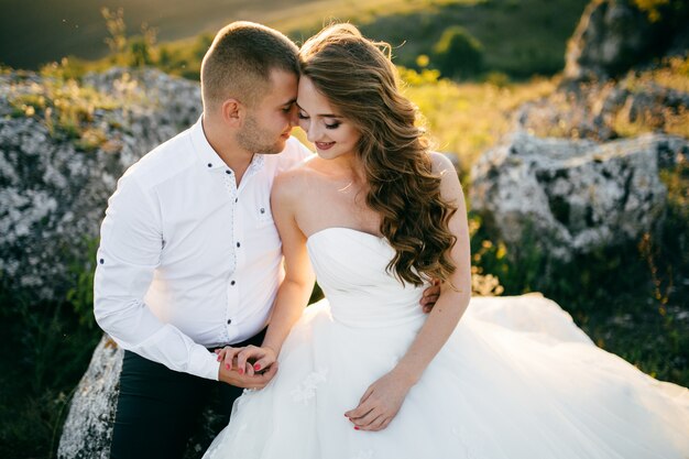 Schönes Paar, das an ihrem Hochzeitstag aufwirft