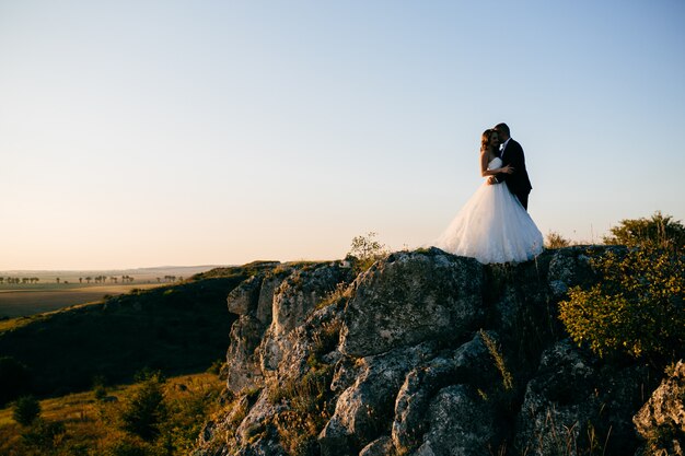 Schönes Paar, das an ihrem Hochzeitstag aufwirft