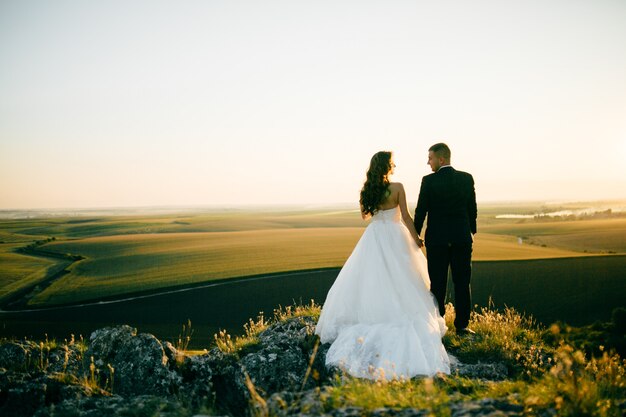 Schönes Paar, das an ihrem Hochzeitstag aufwirft