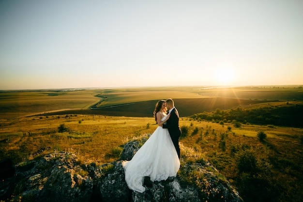 Schönes Paar, das an ihrem Hochzeitstag aufwirft