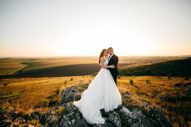 Schönes Paar, das an ihrem Hochzeitstag aufwirft