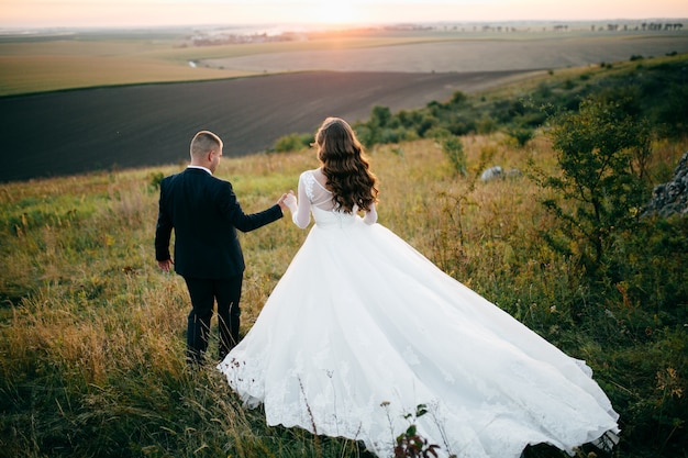 Kostenloses Foto schönes paar, das an ihrem hochzeitstag aufwirft