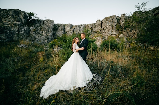 Schönes Paar, das an ihrem Hochzeitstag aufwirft