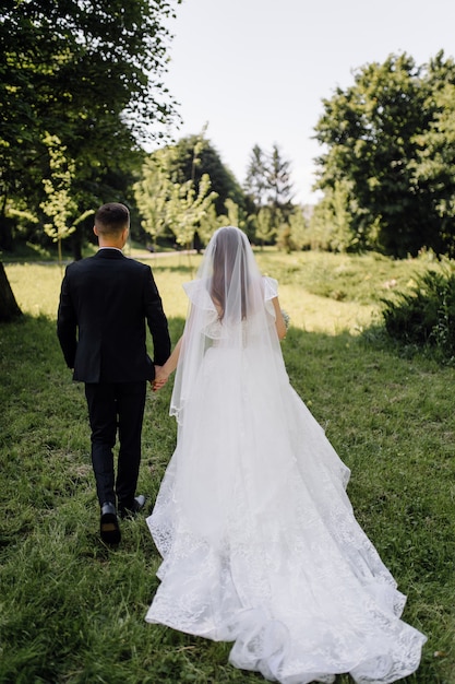 Schönes Paar, das an ihrem Hochzeitstag aufwirft