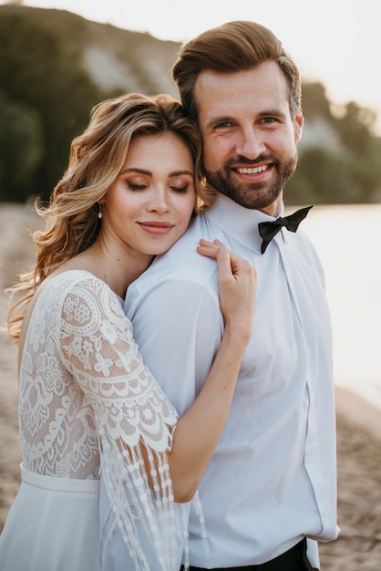 Schönes Paar, das seine Hochzeit am Strand veranstaltet