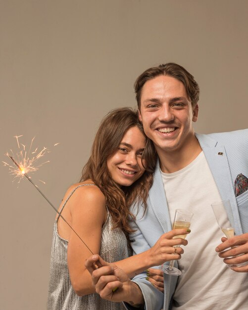 Schönes Paar, das Silvester feiert