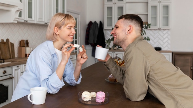 Schönes Paar, das Zeit zusammen zu Hause verbringt