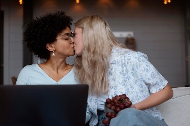 Schönes Paar Frauen, die sich auf die Lippen küssen