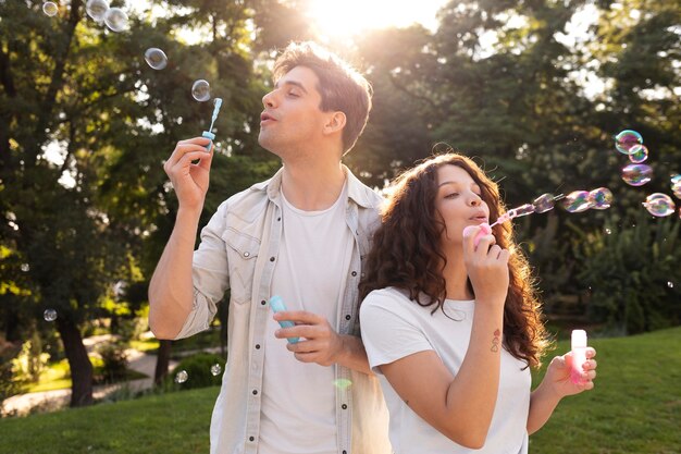 Schönes Paar hat ein Date im Freien