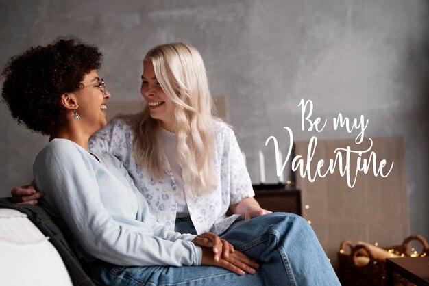 Schönes Paar mit Valentinstag-Schriftzug