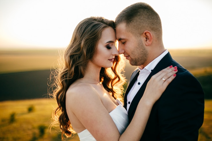 Kostenlose Foto schönes paar posiert an ihrem hochzeitstag