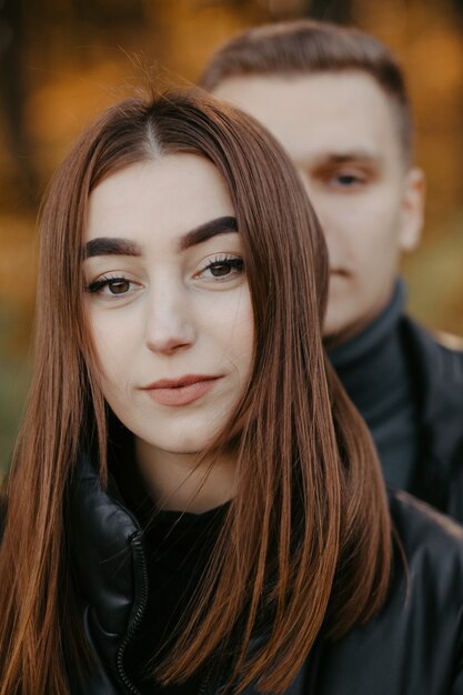 Schönes Paar posiert im Herbstwald, Liebhaber, die im Park spazieren gehen