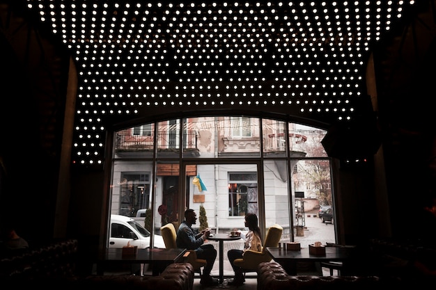 Schönes Paar sitzt im Coffeeshop