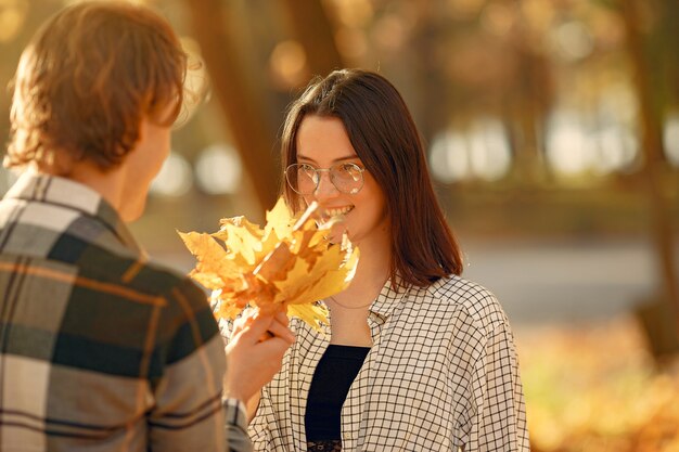 Schönes Paar verbringen Zeit in einem Herbstpark