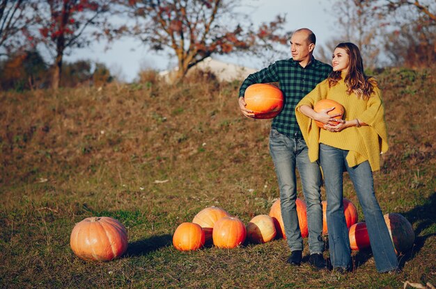 schönes Paar verbringt Zeit in einem Herbstpark