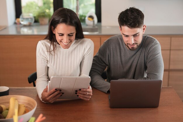 Schönes Paar zusammen arbeiten