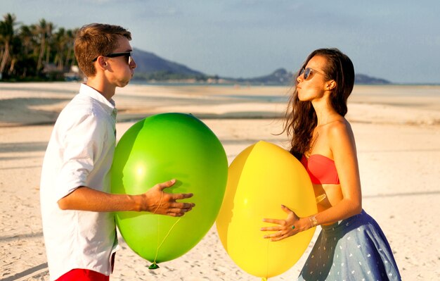 Schönes Porträt von zwei glücklichen jungen Leuten, die sich treffen und Spaß am Strand haben