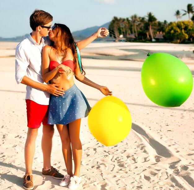 Schönes Porträt von zwei glücklichen jungen Leuten, die sich treffen und Spaß am Strand haben