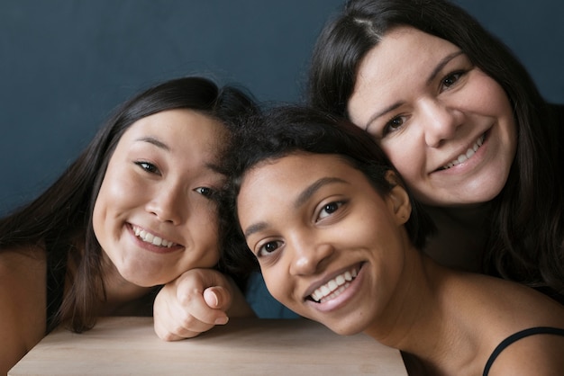 Schönes Portrait von Frauen mit allen Arten von Körper