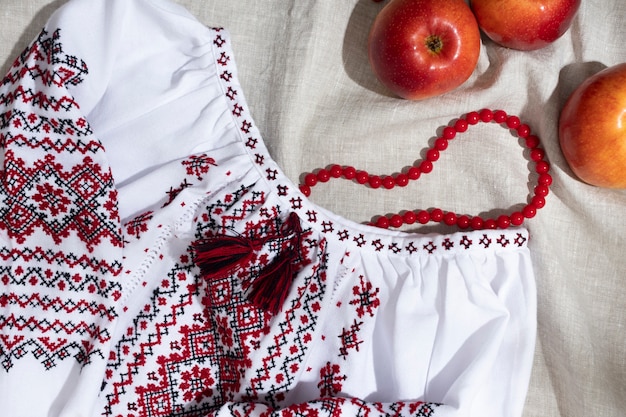 Schönes Shirt mit roter Stickerei und Äpfeln