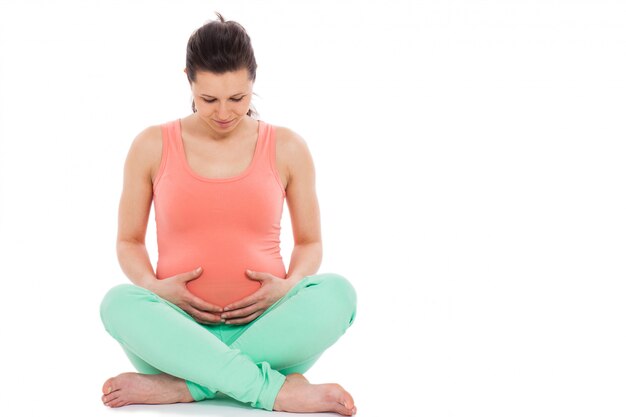 Schönes Sitzen der schwangeren Frau