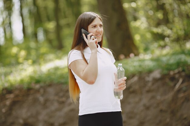 Schönes Sportmädchen in einem Sommerwald