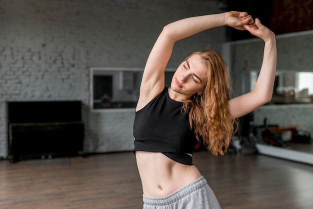 Kostenloses Foto schönes tanzen der jungen frau im studio