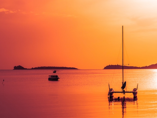 Schönes tropisches Meer und Ozean mit Segelboot oder Yatch