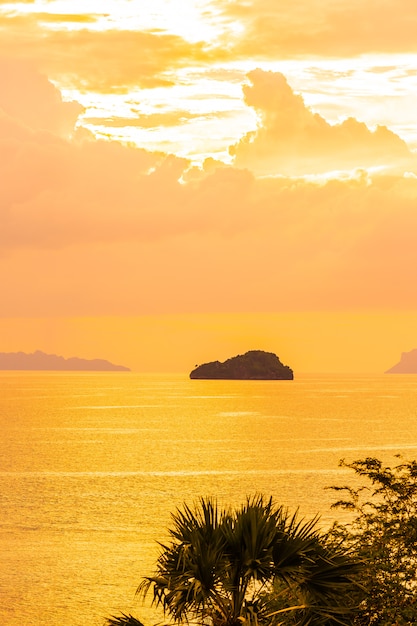 Kostenloses Foto schönes tropisches strandmeer im freien um samui insel mit kokosnusspalme und anderem zur sonnenuntergangzeit